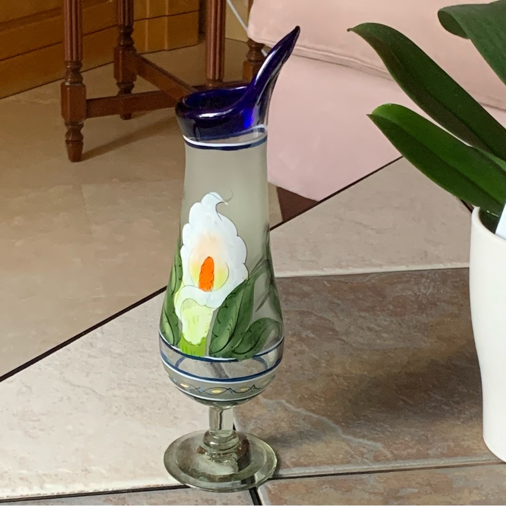 VINTAGE. Hand blown Mexican Glass Vase with‎ hand painted Calla Lily flowers. - Picture 2 of 6